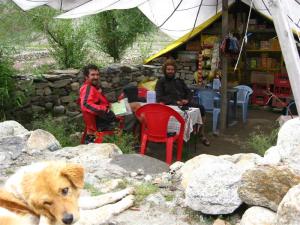 Roadside dhabbas (hotels) are a cyclists saviour. We revived ourselves with chai, chowmein and lots of 'biskoots'. Chatru, Lahual.